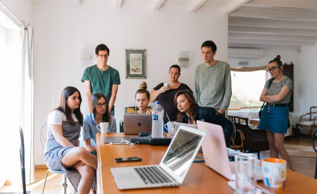 jóvenes trabajando