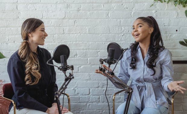 chicas hablando a través de un micrófono