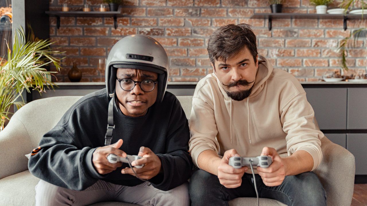 dos jóvenes jugando a la videoconsola