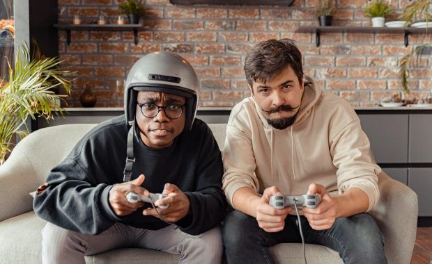 dos jóvenes jugando a la videoconsola