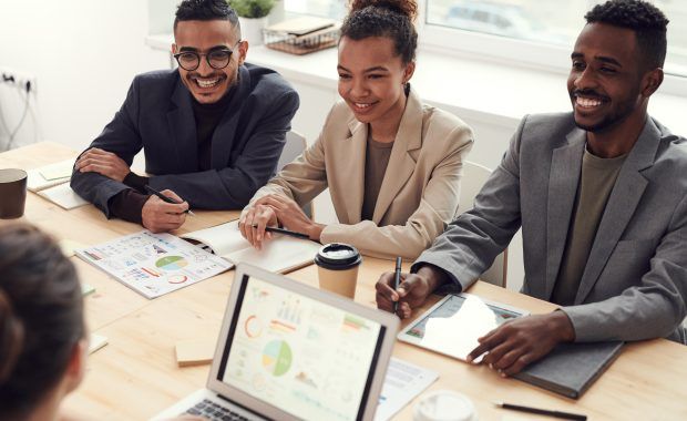 Jóvenes trabajando