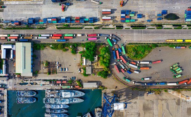 vista aérea de un puerto y camiones