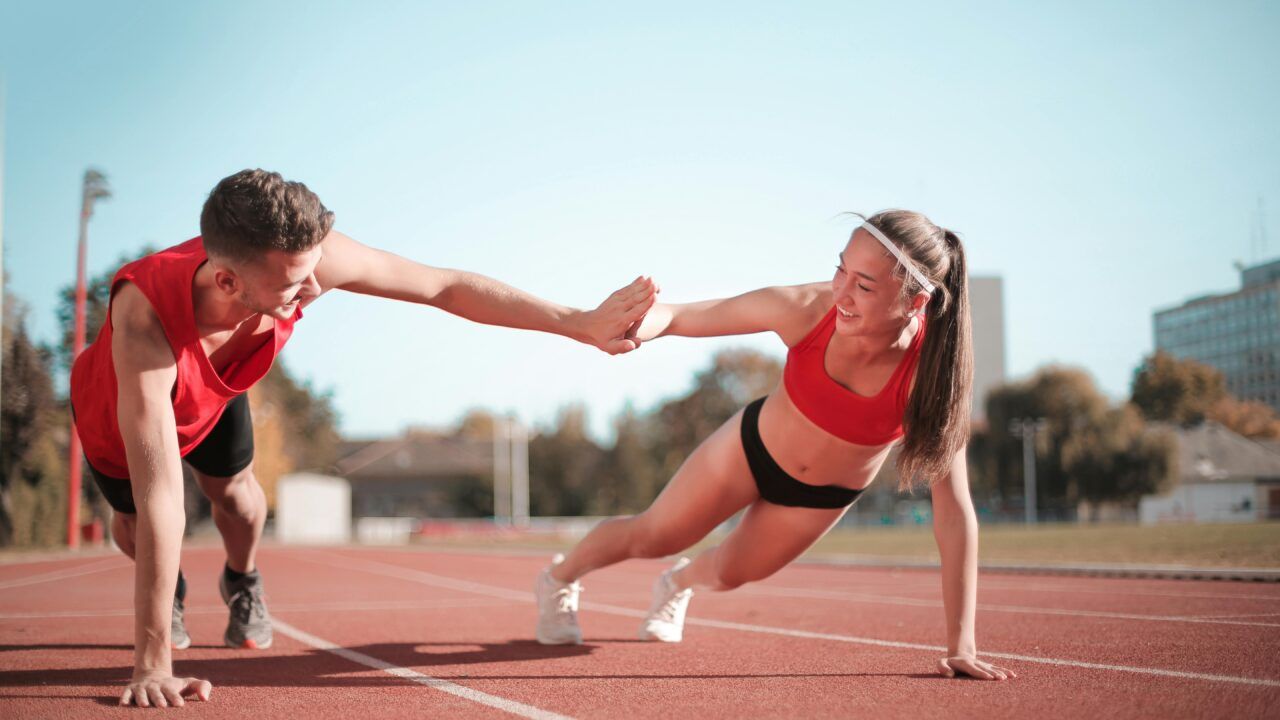 mujer y hombre haciendo deporte
