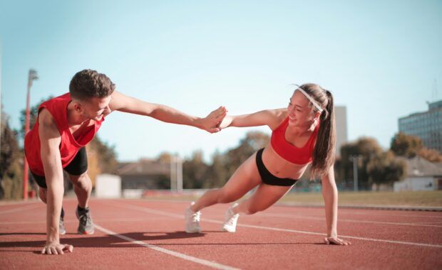 mujer y hombre haciendo deporte